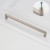 Möbelgriff Vega – moderner minimalistischer Griff in Schwarz, gebürstetem Gold, gebürstetem Nickel und Perlgrau. Größen 128–256 mm, ideal für Küche, Kommoden, Schränke, Garderobe und Bad.