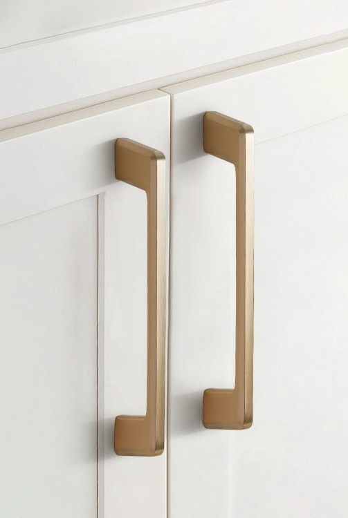 Möbelgriff Batuco – klassischer, schlichter und ergonomischer Griff in Perlgrau, Schwarz, gebürstetem Nickel, Gold und gebürstetem Gold. Größen 128–256 mm, ideal für moderne und klassische Möbel