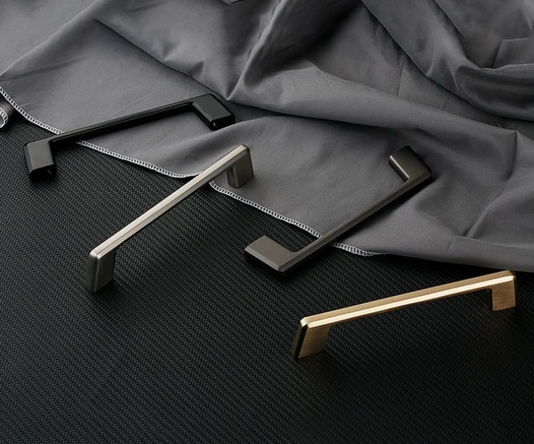 Möbelgriff Batuco – klassischer, schlichter und ergonomischer Griff in Perlgrau, Schwarz, gebürstetem Nickel, Gold und gebürstetem Gold. Größen 128–256 mm, ideal für moderne und klassische Möbel