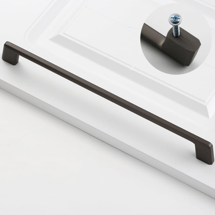 Möbelgriff Batuco – klassischer, schlichter und ergonomischer Griff in Perlgrau, Schwarz, gebürstetem Nickel, Gold und gebürstetem Gold. Größen 128–256 mm, ideal für moderne und klassische Möbel