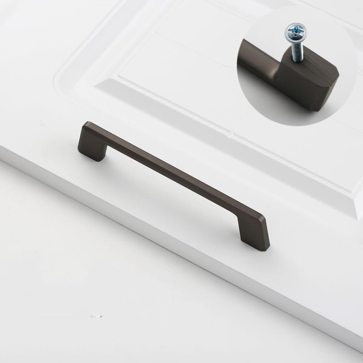 Möbelgriff Batuco – klassischer, schlichter und ergonomischer Griff in Perlgrau, Schwarz, gebürstetem Nickel, Gold und gebürstetem Gold. Größen 128–256 mm, ideal für moderne und klassische Möbel
